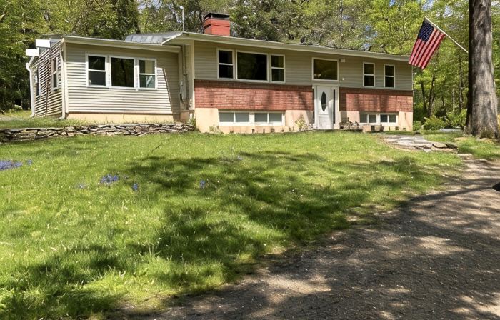 Cozy 3-bed 1.5 baths 1 mile from UConn campus. WiFi AC Patio Kitchen Dining room