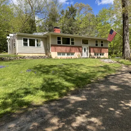 Cozy 3-bed 1.5 baths 1 mile from UConn campus. WiFi AC Patio Kitchen Dining room