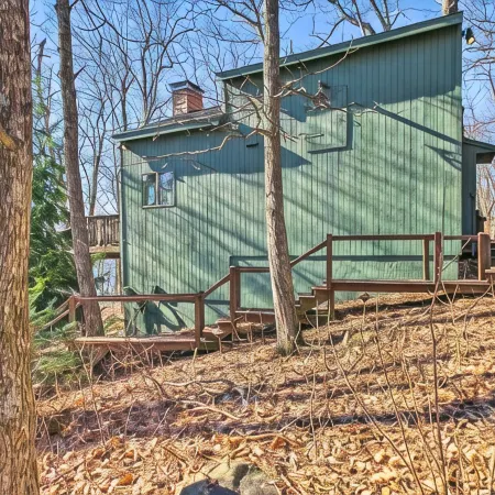 Cozy Wintergreen Ski Chalet -Hot Tub-Walk to Slopes & Family Friendly!