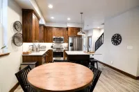 THE MCCALL HIDEAWAY - Cozy Downtown Retreat - 4-Star