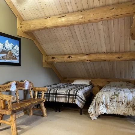 Tweek's Cabin- luxury cabin with yard, fire pit, and hot tub!!!