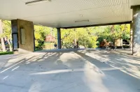 Pigeon River Cottage, river front, newly remodeled, 1 mile from Parkway. - บูติค