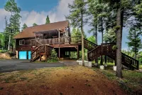 Spacious Mountain Cabin with Views, Deck, Second Living Area, New Hot Tub - 4성급