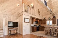 Stay on Kingdom Trails in a four bedroom cabin! - Wifi