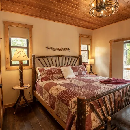 A Luxury Cabin with panoramic mountain views and 3 King Ensuites and Hot Tub!