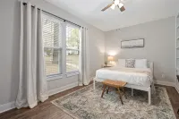 Hamilton Hideaway- Pool, Creek View w/ Scenic Deck - Homestays