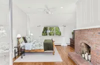 Private Tudor style 5 bedroom home in country setting. - 4-Star