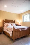 Cozy cottage retreat surrounded by acres of private forest and trails - Wi-Fi
