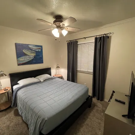 Entire  Fresno/Clovis 2 bedroom bungalow