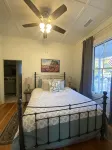 Walk only two blocks to downtown with private backyard space! Pet-Friendly! - 4 ดาว
