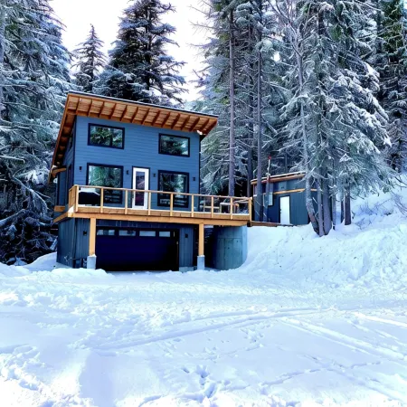 Relax & Unwind: Hot Tub, Hiking Trails, 3 Minutes to Village!
