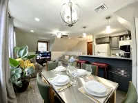 Safe & Trendy Historic Midtown 3rd Floor Riverview Apartment - พร้อมWifi