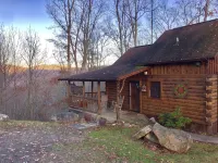 Mountaintop View 1.5 miles from downtown. Hot Tub, WiFi, Fireplace - Chalets