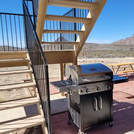 Terlingua Casita de Chiles Barndominium