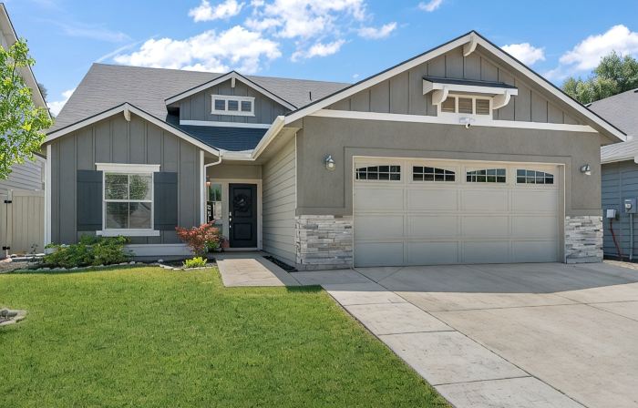 Comfy “Idahome” just minutes from downtown Eagle. A perfect 3BR family gem!