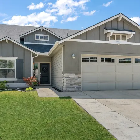 Comfy “Idahome” just minutes from downtown Eagle. A perfect 3BR family gem!