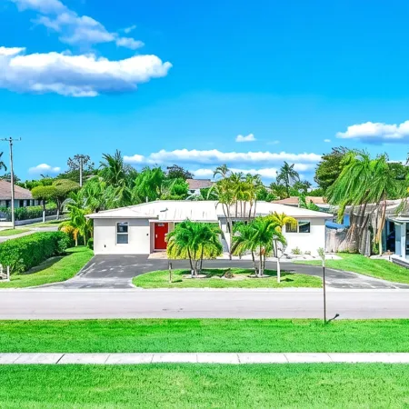 Heated Pool! Close to Beach & Shops!