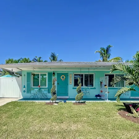 Newly renovated  Cozy Beach Cottage A1/2 of a duplex, 3min walk to beach