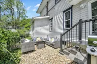 4 Mins to Notre Dame! Game Room, Grill, Fire Pit! Family-Sized Historic Home - 3 ดาว