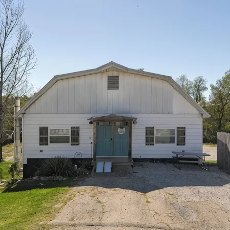 Blessed Charming 2-Bedroom Bungalow, 3 Miles From The World Known Ark Encounter