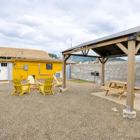 Route 66 Downtown Blonde Bungalow w/Fenced Big Yard, AC, W/D, 2 Smart TVs, Wi-Fi