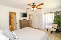 Fully Renovated, Affordable, Beachy 2Br Retreat, 2 Pools, Walk to Beach! - 무료 와이파이
