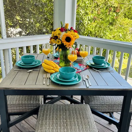 Luxury Tybee Beach House: Sleeps 10. Close to Town and the Beach