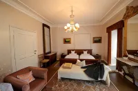 Hotel Villa Grunewald mit Café und Bistro - Parkplatz