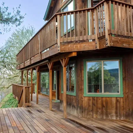 Cozy & Quiet 2 bdrm private Treehouse getaway with Amazing Views minutes from UO