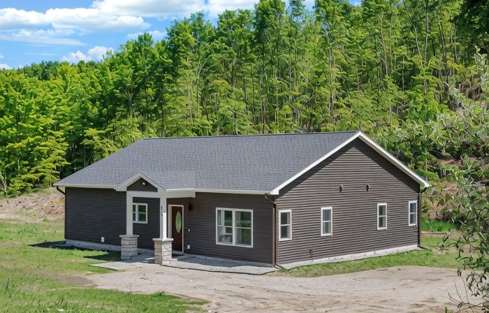 Wooded tranquil Retreat: Hot tub and fire pit. Just 8 miles from Traverse City!