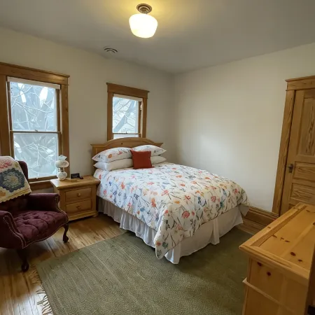 Ada’s Guesthouse- historic home close to lake, shopping, parks, trails, BVU