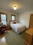 Ada’s Guesthouse- historic home close to lake, shopping, parks, trails, BVU - واي فاي