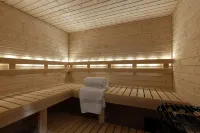 Private lakeside retreat with pool, hot tub, and sauna - Chalets