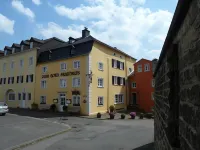 Hotel Zum Alten Brauhaus فنادق في Zemmer