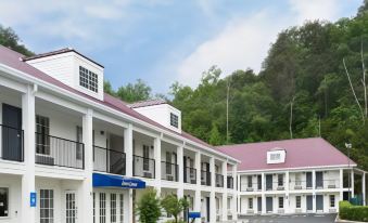 Howard Johnson by Wyndham Dalton
