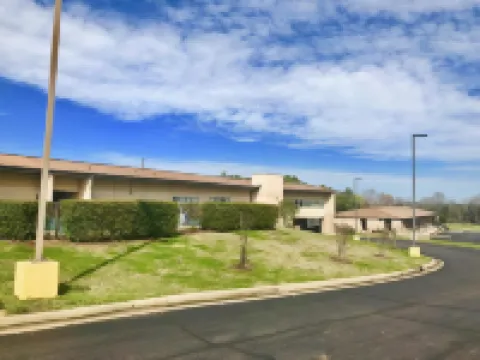 Super 8 by Wyndham Tupelo Airport トゥーペロのホテル
