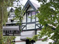 Zenzez Hotel & Lounge Hotels near Wittenborg University of Applied Sciences