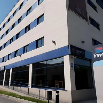 Travelodge Barcelona Fira Отели рядом с достопримечательностью «Площадь Испании»