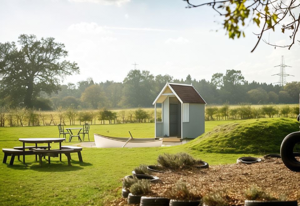 The White Horse Hotel and Luxury Shepherds Huts - Housity