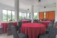 RedDoorz Plus @ Lodaya Gunung Geulis Puncak Hôtels à : Megamendung