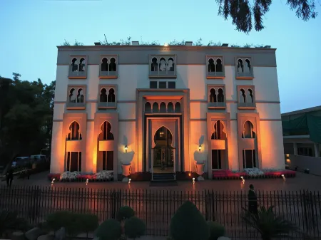 Heritage Luxury Suites All Suite Hotel Отели рядом с достопримечательностью «Лахор Юниверсити оф Менеджмент Сайенсиз»