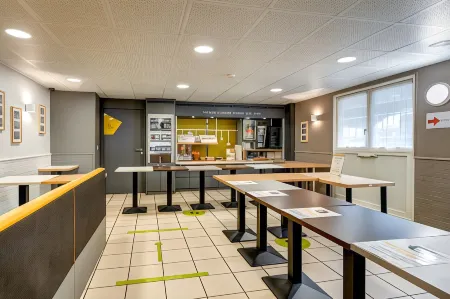 B&B Hotel Louveciennes Отели в г. Ле-Везине