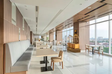 Oakwood Hotel & Residence Surabaya Отели в г. Mulyorejo