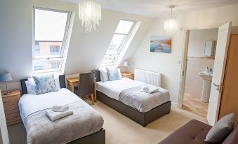 Comfortable Swindon Town Centre Apartments, Free Parking, Sleeps up to 8