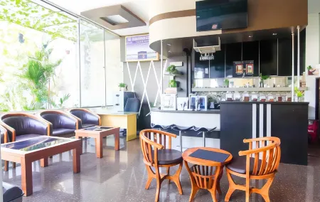 Hotel YNO Castle Kepanjen Отели в г. Ngajum