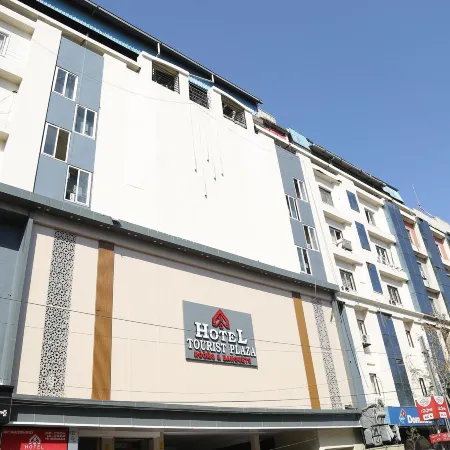Hotel Tourist Plaza Отели рядом с достопримечательностью «Район Химайятнагар»