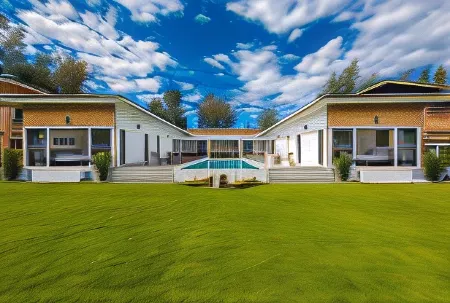 Sunset Emily Villas & Rooms Отели рядом с достопримечательностью «Chao Por Koh Chang Shrine»