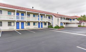 Motel 6 Salinas, CA - North Monterey Area