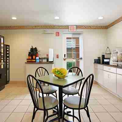 Microtel Inn & Suites by Wyndham Lodi/North Stockton Dining/Meeting Rooms