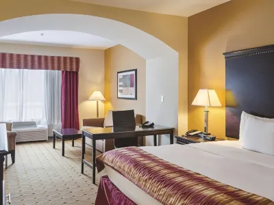 لا كينتا إن آند سويتس باي ويندام موبايل ساتسوما / سارالاند فنادق في 